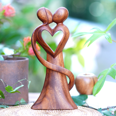 Indonesia WOOD SCULPTURE HAND CARVED COUPLE W/HEART Everlasting Kiss
