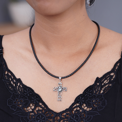 Topas-Kreuz-Halskette - Einzigartige indonesische Halskette aus Sterlingsilber und blauem Topas