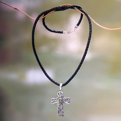 Peridot-Kreuz-Halskette - Handgefertigte religiöse Peridot-Halskette