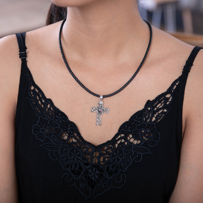 Granat-Kreuz-Halskette - Religiöse Halskette aus Sterlingsilber und Granat