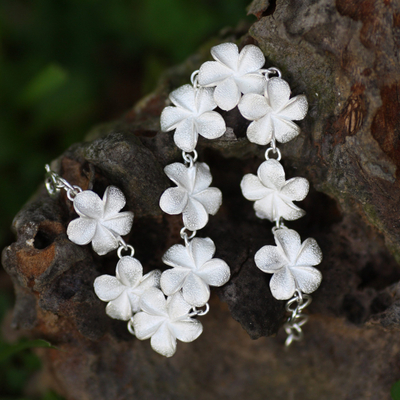 Pulsera, 'frangipani' - pulsera floral de eslabones de plata de primera ley