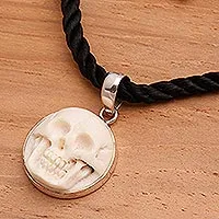 Knochenhalsband, „Immortal Smile“ – handgefertigte Halskette mit Knochenanhänger