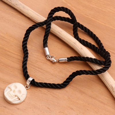 Knochenhalsband - Handgefertigte Halskette mit Knochenanhänger