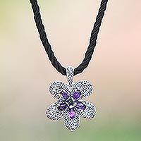 Halskette mit Amethyst-Anhänger, „Plumeria“ – Halskette mit floralem Amethyst-Anhänger, hergestellt in Bali