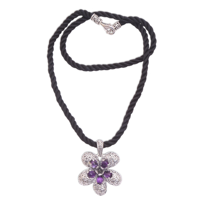 Halskette mit Amethyst-Anhänger, „Plumeria“ – Halskette mit floralem Amethyst-Anhänger, hergestellt in Bali