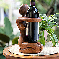 Weinflaschenhalter aus Holz, „The Offering“ – handgeschnitzter Weinflaschenhalter aus Suar-Holz