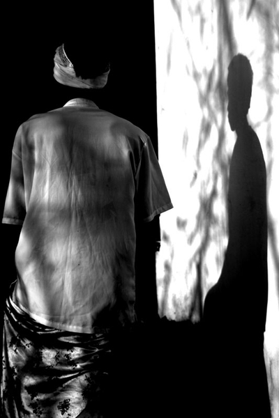 'Entre mi sombra y yo' - Fotografía de retrato de arte en blanco y negro