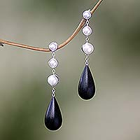 Pendientes colgantes de perlas cultivadas y ébano, 'Night Tear' - Pendientes colgantes de madera de ébano y perlas