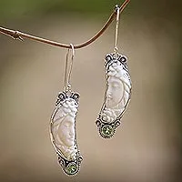 Pendientes colgantes de peridoto, 'Rose Queen' - Pendientes colgantes de plata de ley con peridoto y hueso