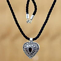 Collar de medallón de corazón granate, 'Amor secreto' - Collar de medallón de plata de ley y granate en forma de corazón