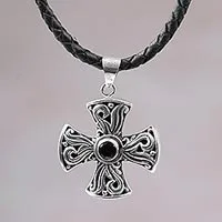 Collar de cruz granate para hombre, 'Fuego de la fe' - Collar de cruz de plata de ley y granate para hombre