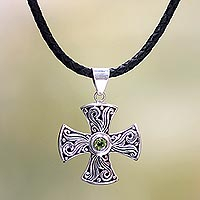 Collar de cruz de peridoto para hombre, 'Luz de fe' - Collar de cruz de peridoto y plata de ley para hombre
