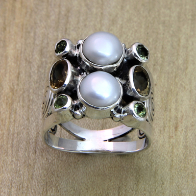 Ring aus Perlen und Peridot - Fair gehandelter Ring aus Sterlingsilber und Perlen