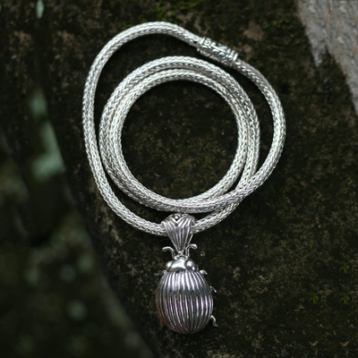 Anhänger-Halskette aus Sterlingsilber, 'Lucky Beetle' (Glückskäfer) - Handgefertigte Sterlingsilber-Anhänger-Halskette