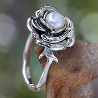 Perlenblumenring, „Weiße Rose“ – handgefertigter Sterlingsilber- und Perlenblumenring