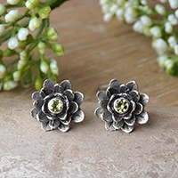 Peridot-Blumenohrringe, „Grünäugiger Lotus“ – Einzigartige florale Peridot-Knopfohrringe aus Sterlingsilber