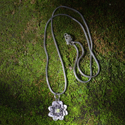 Peridot-Blumen-Halskette - Florale Halskette mit Anhänger aus Sterlingsilber und Peridot