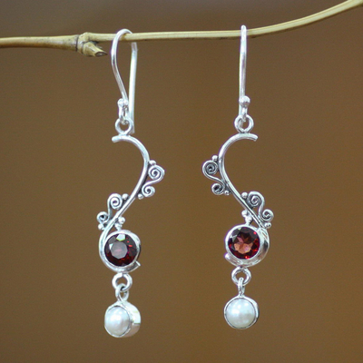 Ohrhänger aus Perlen und Granat - Ohrhänger aus Perlen und Granat