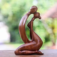 Estatuilla de madera, 'El beso I' - Escultura de madera romántica única de Indonesia