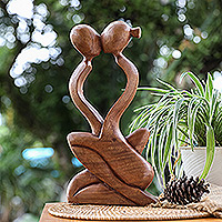 Holzskulptur „endloser kuss“ – romantische holzskulptur
