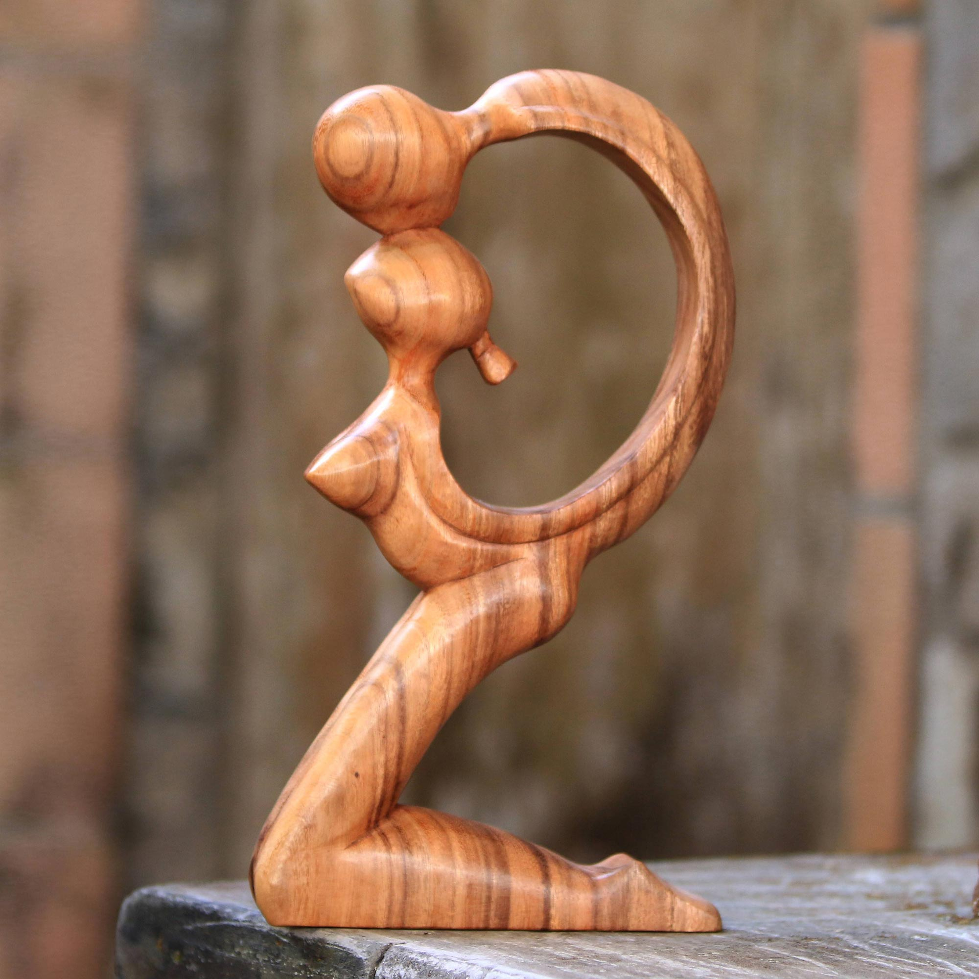 wooden abstract sculpture the kiss love hart dark brown 100 cm high free postage 