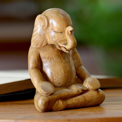 Escultura de madera, 'Elefante medita' - Escultura de madera tallada a mano