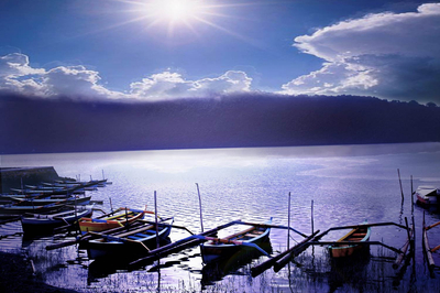'Boats on the Lakeshore' - Arte de fotografía en color de paisajes marinos