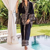 Batik-Robe aus Viskose, „Batik Midnight“ – indonesische Robe mit Blumenmuster in Schwarz und Elfenbein