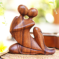 Holzskulptur „The Embrace“ – indonesische Holzskulptur
