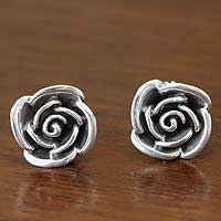 Pendientes de flores de plata de ley, 'Sweetheart Rose' - Pendientes de botón de plata de ley de comercio justo