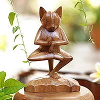 Escultura de madera, 'Vrkasana Yoga Kitty' - Escultura de gato de madera indonesia hecha a mano