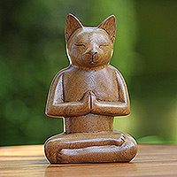 Escultura de madera, 'Gato en meditación profunda' - Escultura de gato de madera de Indonesia