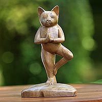 Escultura de madera, 'Tree Pose Yoga Cat' - Estatuilla de madera original 