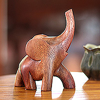 Escultura de madera, 'Elephant Strut' - Escultura de madera de Indonesia hecha a mano