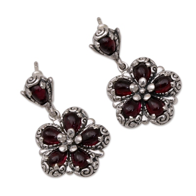 Ohrringe mit Granatblüten, 'Red Frangipani - Florale Ohrringe aus Sterlingsilber und Granat mit Ohrgehängen
