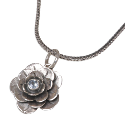 Blautopas-Blumenhalskette - Handgefertigte florale Halskette aus Silber und blauem Topas