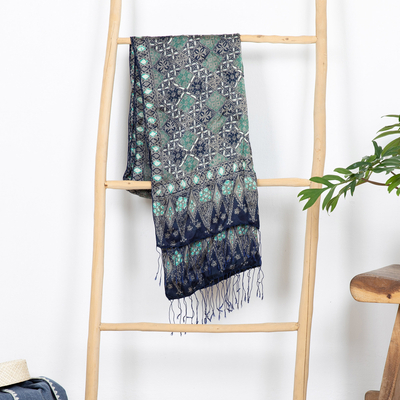 Batikschal aus Seide - Blauer Schal mit Fair-Trade-Batik-Seidenmuster