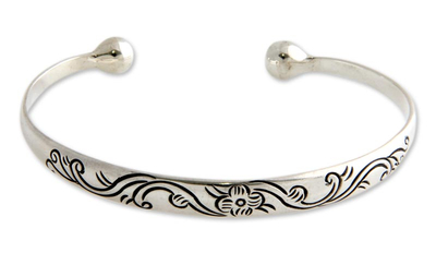Sterling silver cuff bracelet, 'Floral Garland' - Women's Floral Sterling Silver Cuff Bracelet