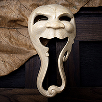 Holzmaske, „Surrealer Jäger“ – handgefertigte moderne Holzmaske