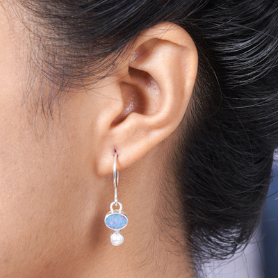 Ohrhänger mit Opal und Perlen, „Karma“ – Handgefertigte Ohrhänger mit Opal und Perlen
