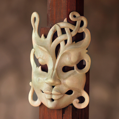 Máscara de madera - Máscara de madera moderna hecha a mano.