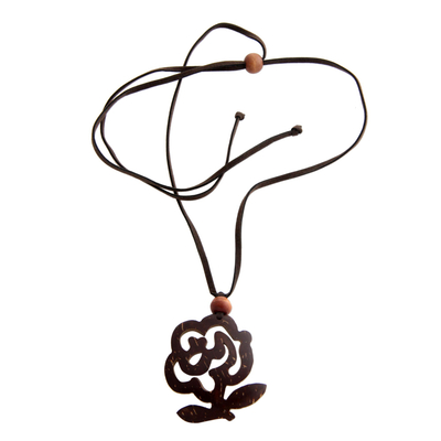 Blumenhalskette aus Kokosnussschalen, 'Java-Rose'. - Handgemachte Blumen-Kokosnussschalen-Halskette