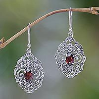 Pendientes colgantes granates, 'Kuta Princess' - Pendientes colgantes de plata de ley y granates de comercio justo