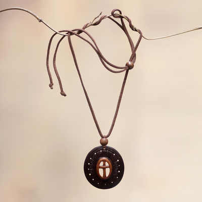 Kokosnuss-Muschelblumen-Halskette, 'Cross of Life - Handgefertigte Kokosnussschalen-Anhänger-Halskette
