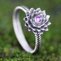 Geburtsstein-Blumen-Rubin-Ring, „Juli-Wasserlilie“ – handgefertigter floraler Ring aus Sterlingsilber und Rubin