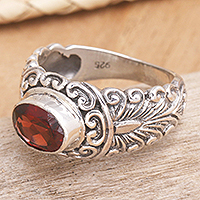 Granat-Solitärring, „Bali Heritage“ – handgefertigter Ring aus Sterlingsilber und Granat