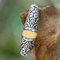 Anillo de cóctel con detalles dorados. - Anillo con detalle de oro y plata esterlina.