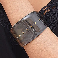 Horn-Manschettenarmband, „Evening Horizon“ – Indonesisches modernes Horn-Manschettenarmband