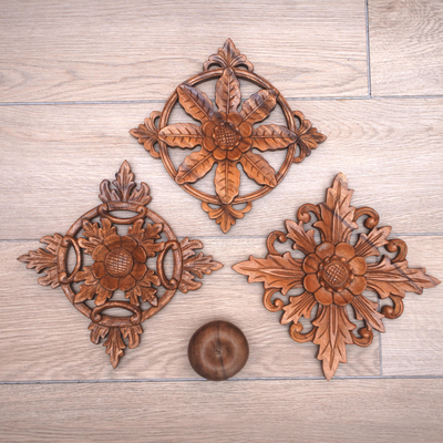 Holzwandpaneele, (3er-Set) - Balinesische handgeschnitzte Holz-Blumenreliefplatten (3er-Set)