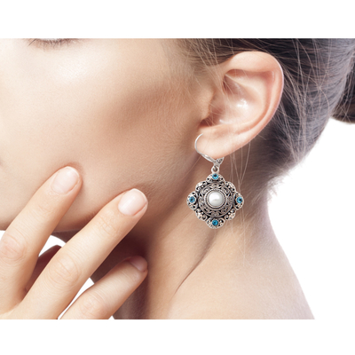 Ohrhänger aus Zuchtperlen und blauem Topas, „Mahameru“ – handgefertigte Ohrringe aus Silber mit Perlen und blauem Topas